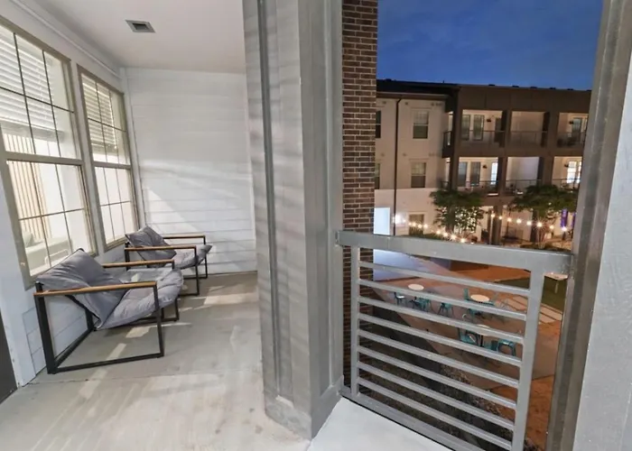Apartment Resort-style Retreat With Pool Access